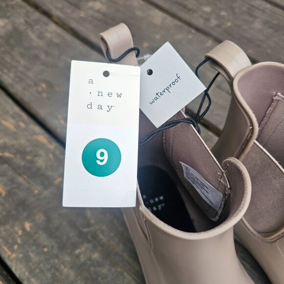 NWT Waterproof Taupe Ankle Boots Size 9 - Picture 4 of 7